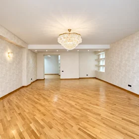 In Baku 245.0 m² apartment is for sale - Image 4