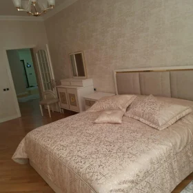 In Baku 140.0 m² apartment is for sale - Image 2