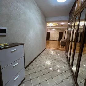 In Baku 230.0 m² apartment is for sale - Image 5