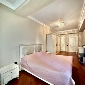 In Baku 210.0 m² apartment is for sale - Image 2