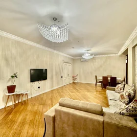 In Baku 210.0 m² apartment is for sale - Image 3