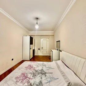 In Baku 210.0 m² apartment is for sale - Image 10