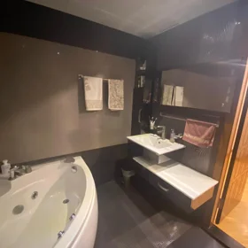 In Baku 104.0 m² apartment is for sale - Image 9