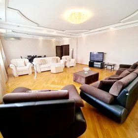 In Baku 178.0 m² apartment is for sale - Image 3