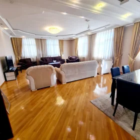 In Baku 178.0 m² apartment is for sale - Image 8