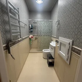In Baku 175.0 m² apartment is for rent - Image 9