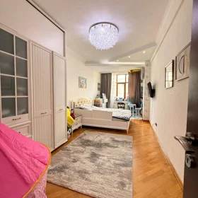In Baku 165.0 m² apartment is for sale - Image 8