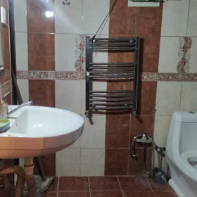 In Baku 90.0 m² house with 3.0 rooms is for rent - Image 6